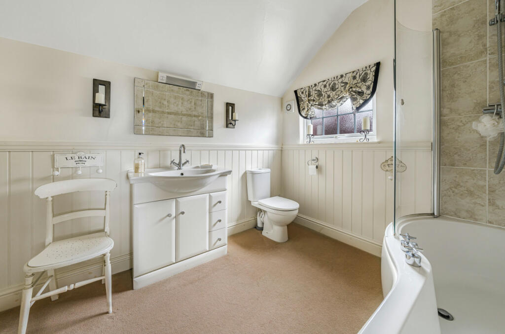 Master Bed En Suite