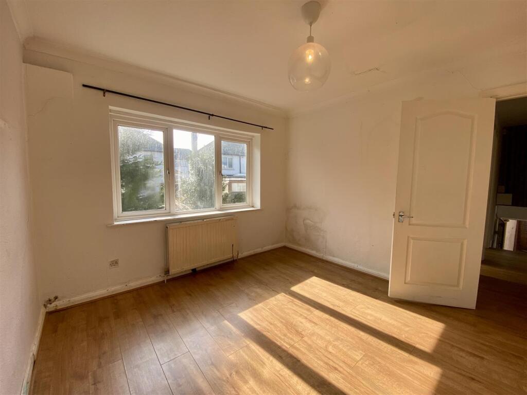 41 Otterburn Gardens Bed.jpg