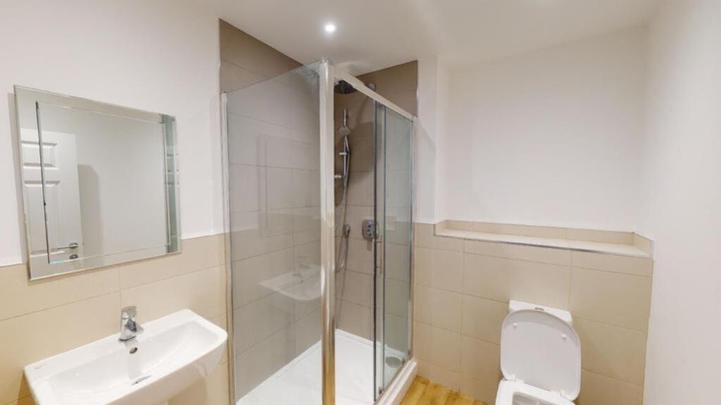 A modern and clean bathroom featuring a spaciou...