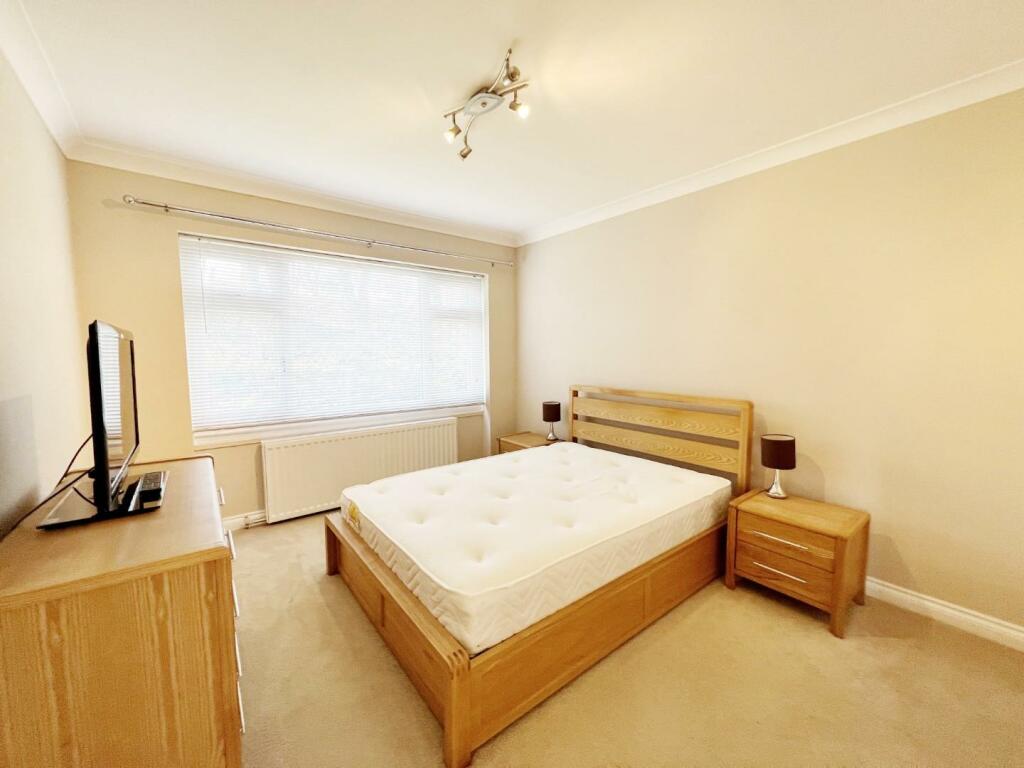 Bedroom 1 pic 1.jpg