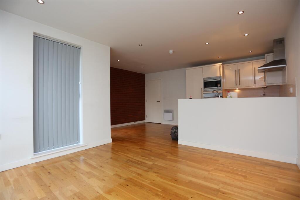 7, 13 Albion Street Living Kitch (1).JPG