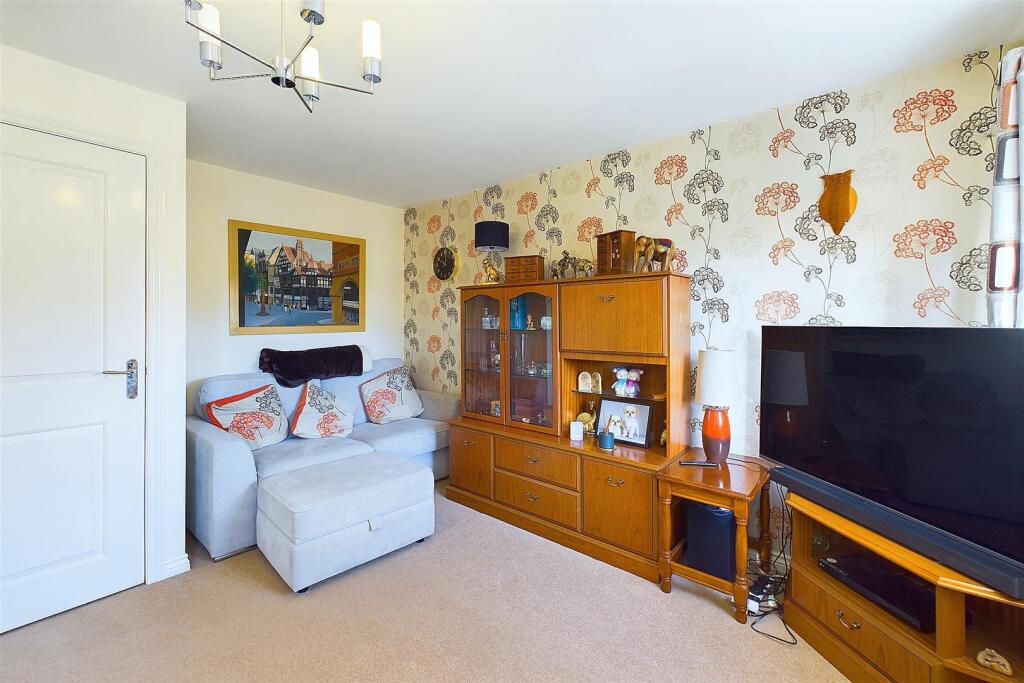 Lounge/Additional Bedroom