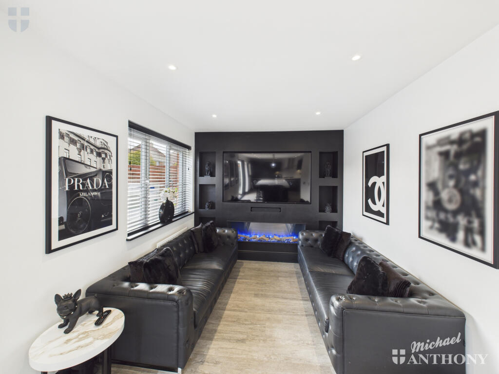 CAM03852G0-PR0410-STILL021