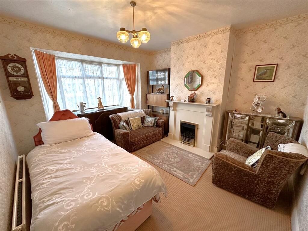 Bay-Fronted Lounge 111