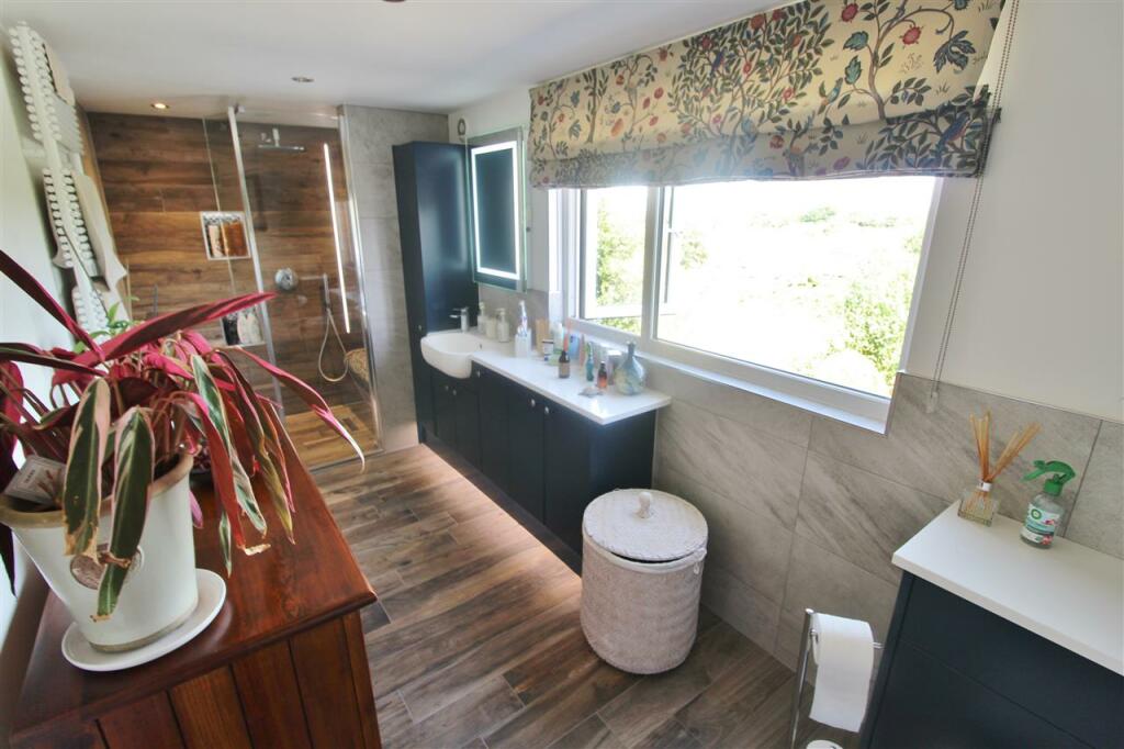 FAMILY SHOWER ROOM