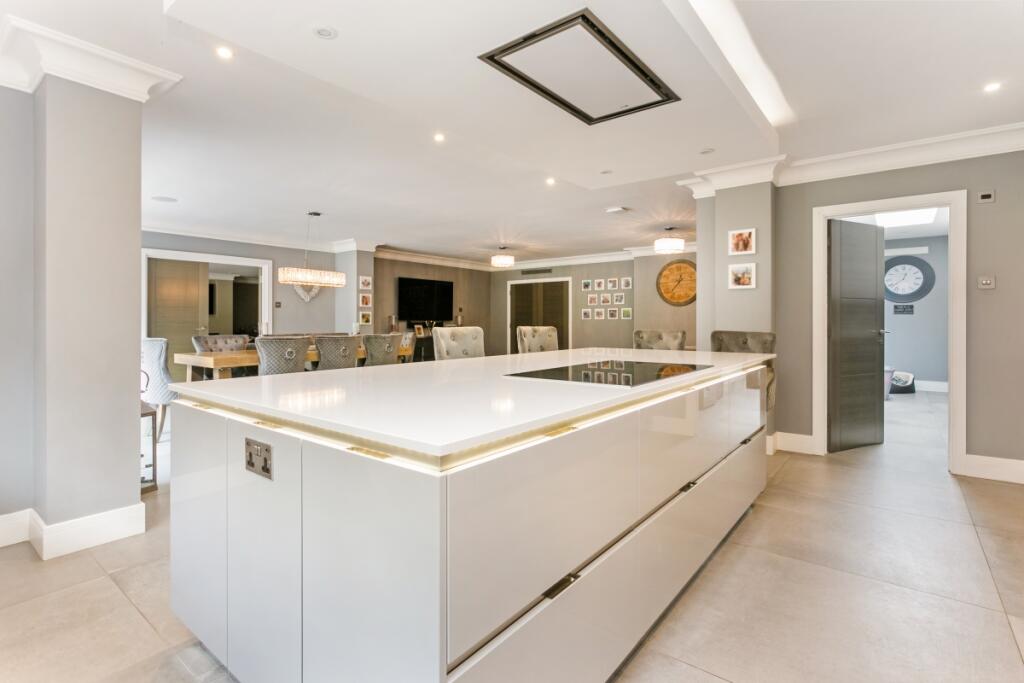 16 Woodhill Avenu...