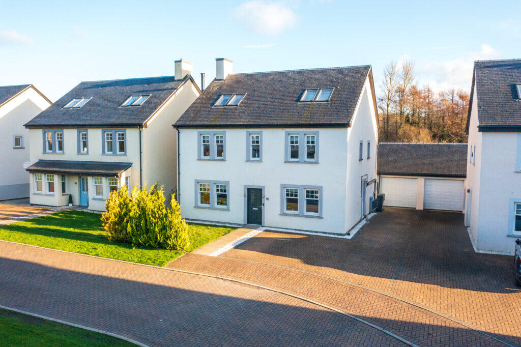 Swan Mews, Eglinton Park