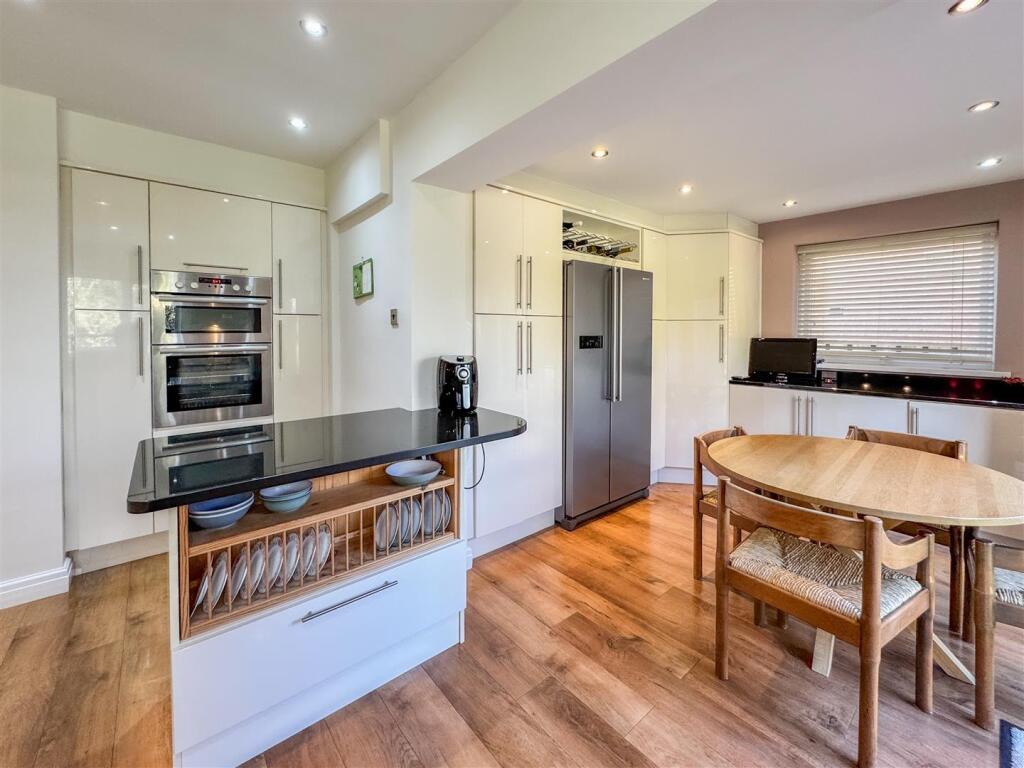 BREAKFASTING KITCHEN