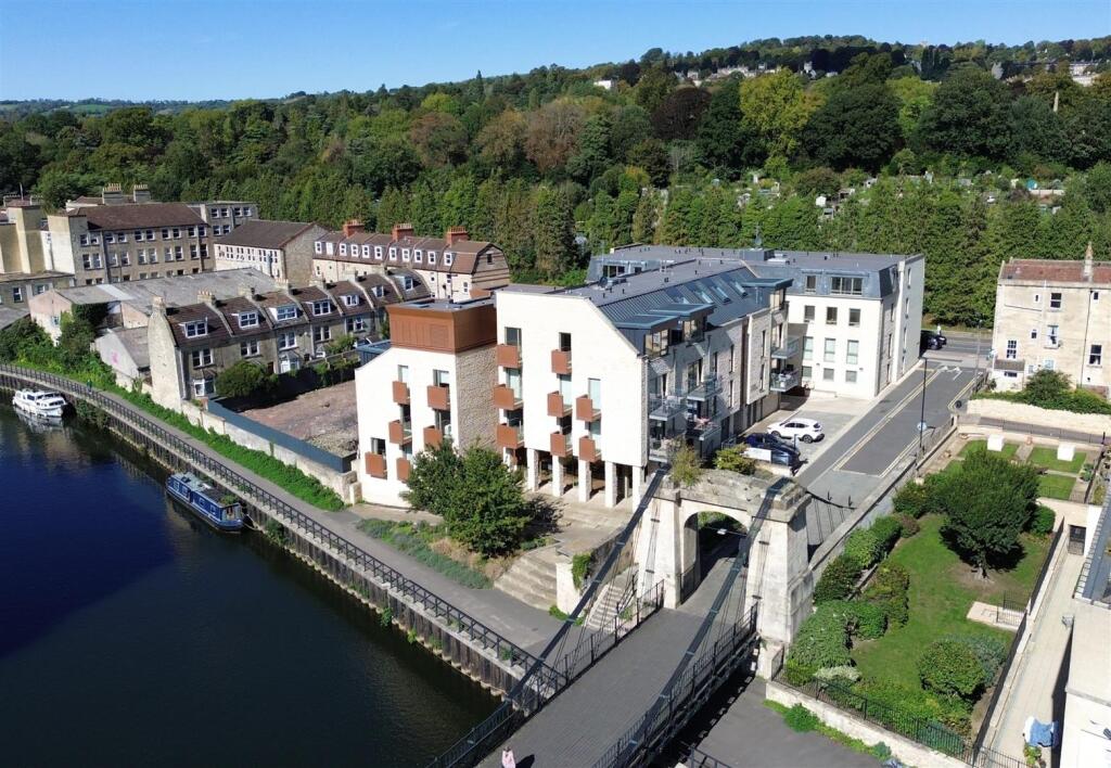 12 - Modern 2-Bedroom Flat for Auction in Bath.JPG