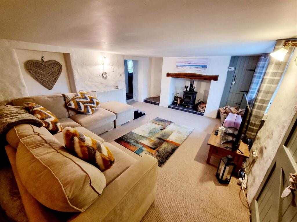 Sitting room 1.jpg
