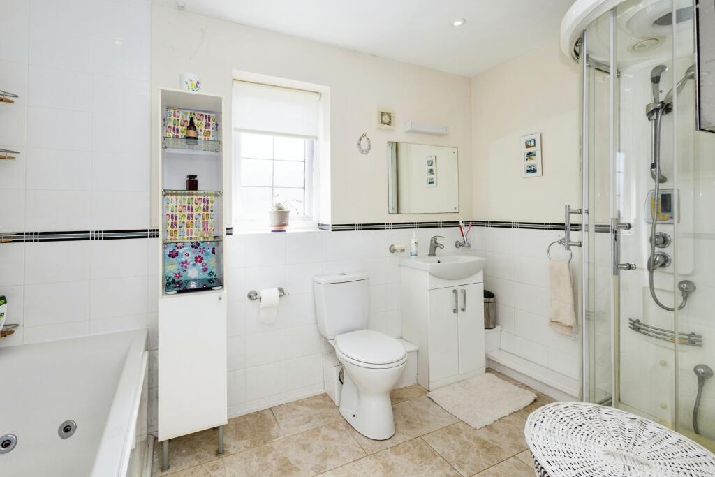 Full bathroom suite