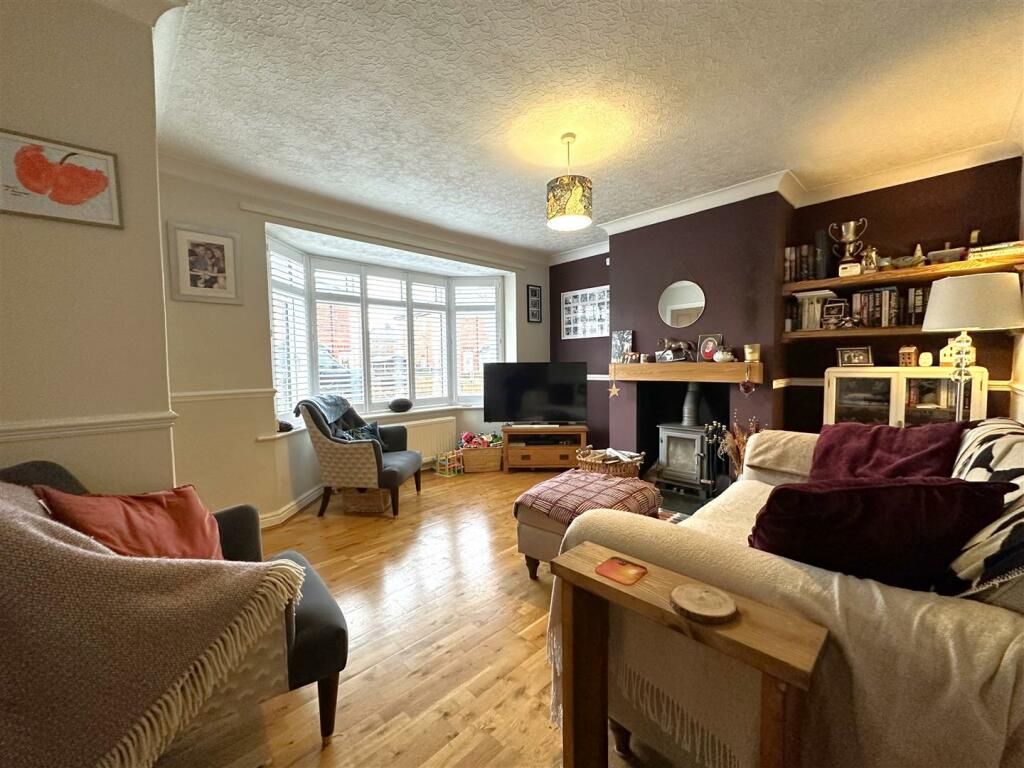 Bay-Fronted Lounge 472