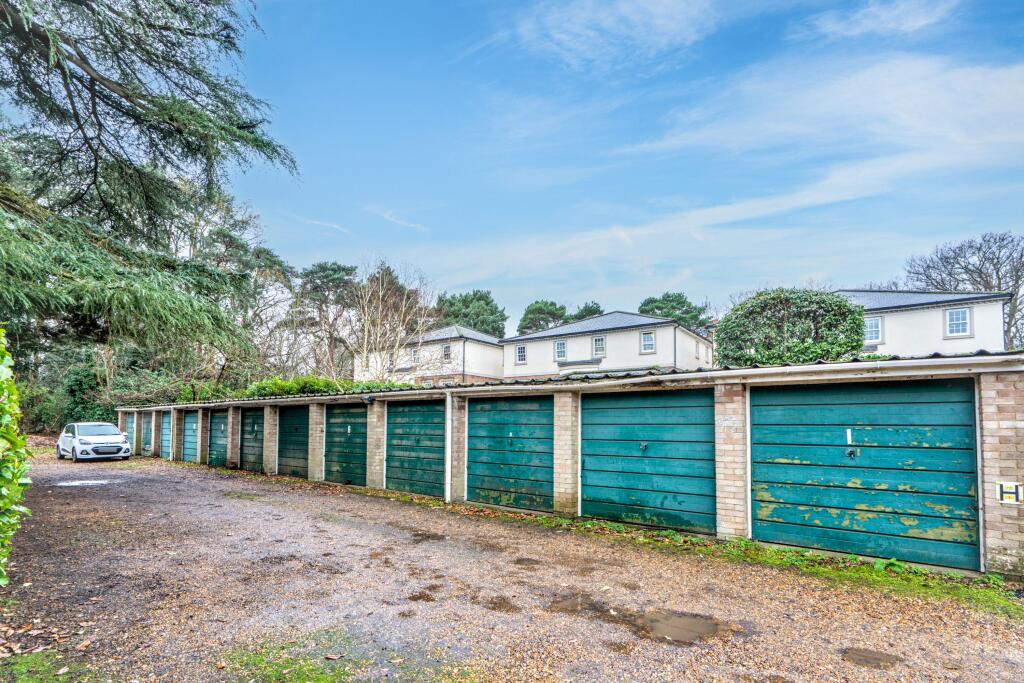 9 Coniston Court, Hanger Hill, Weybridge, KT13 9YR