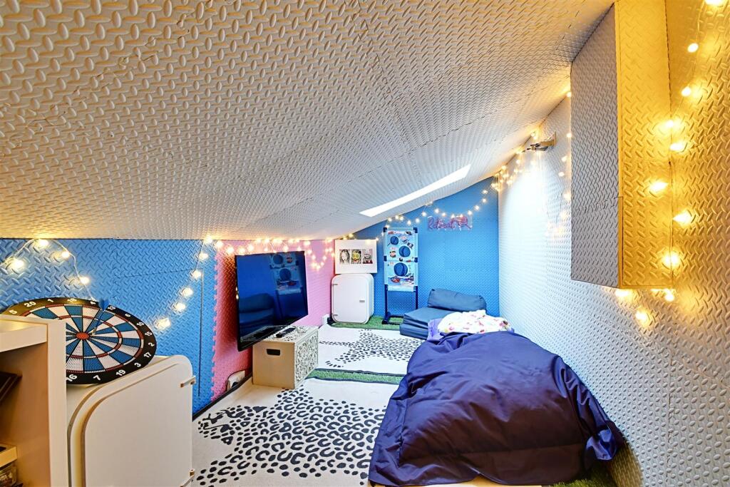Loft Room 1.jpg