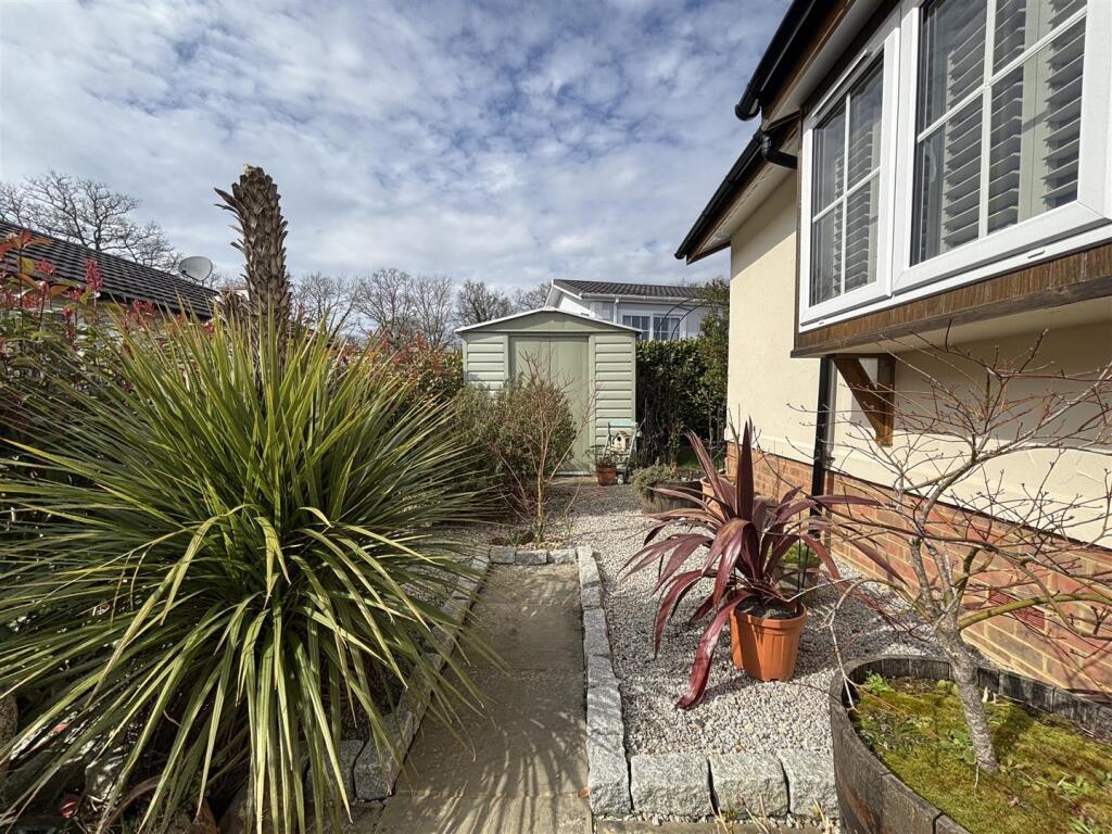 Oaklands Garden 3.jpg