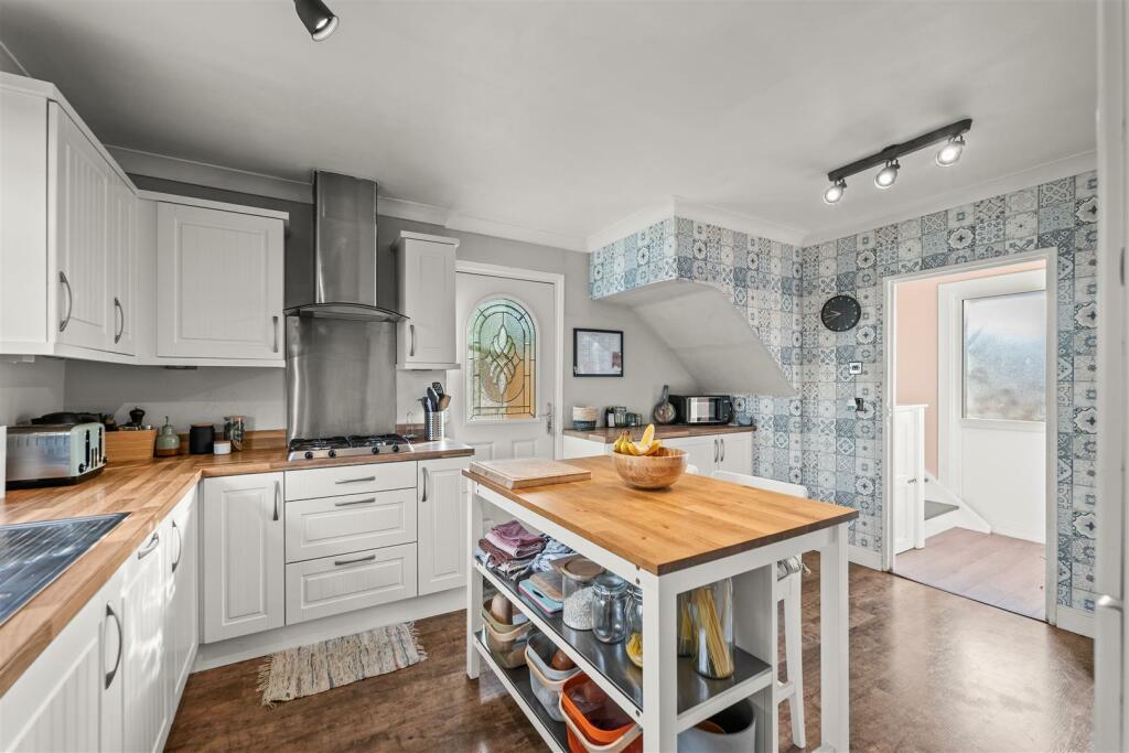 FITTED BREAKFAST KITCHEN