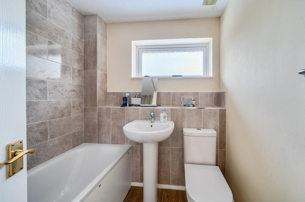 1394734-4-695cf8d...