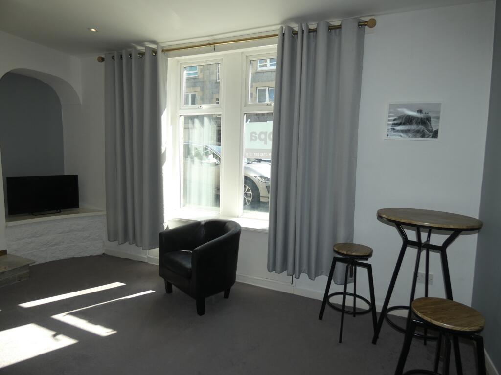 LOUNGE / DINING
