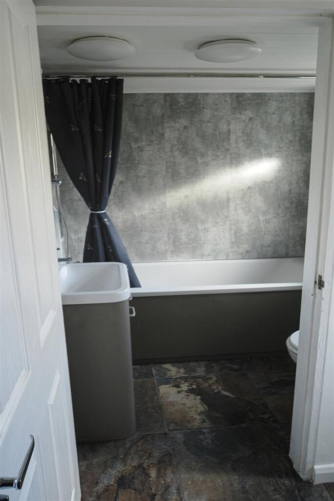 bathroom 2.jpg
