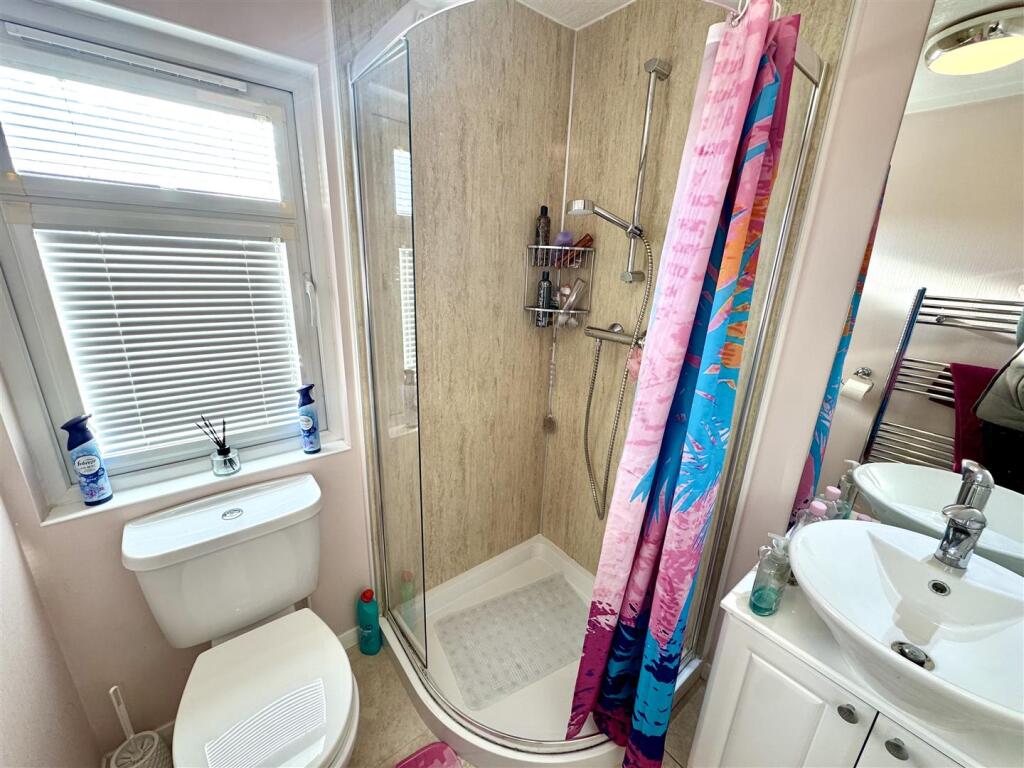 EN-SUITE SHOWER ROOM