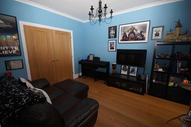 1 Hillcot Close