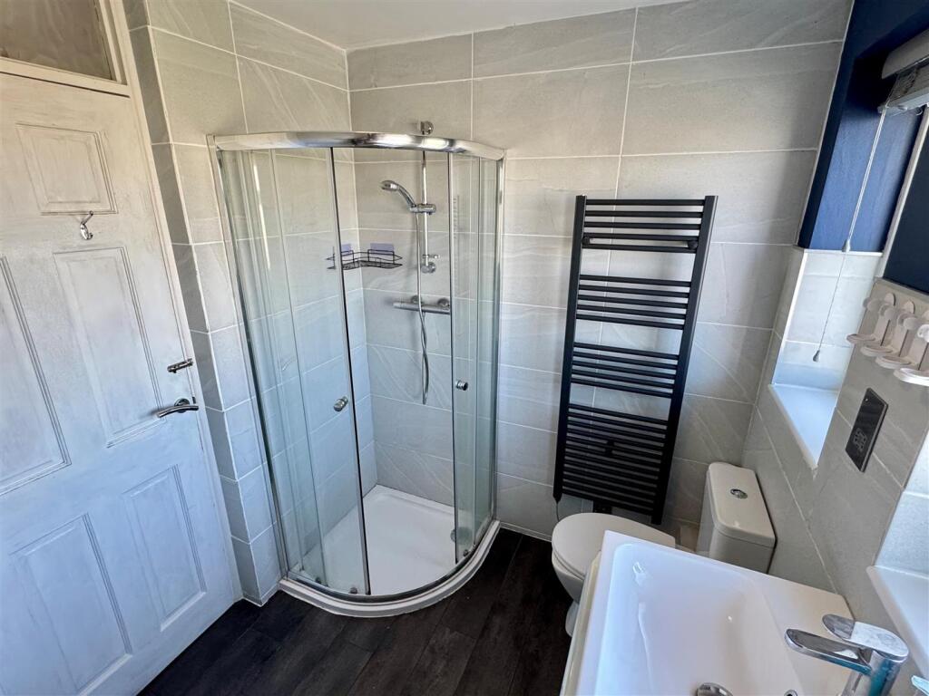 21 Polwhele Road Bathroom