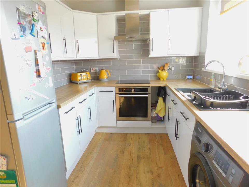 KITCHEN/ BREAKFASTING ROOM