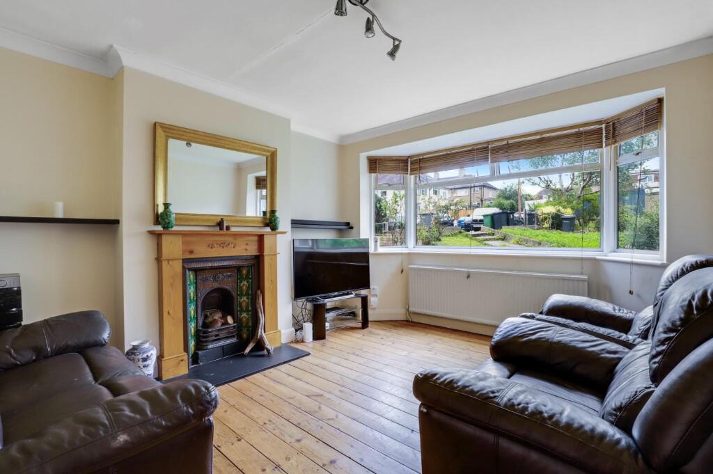 06-88a9JHPropWorld - 7 Mylis Close - 2.jpg