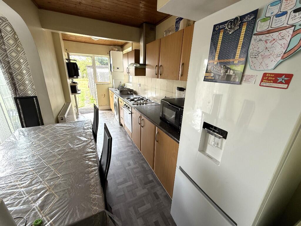 FITTED KITCHEN (B)