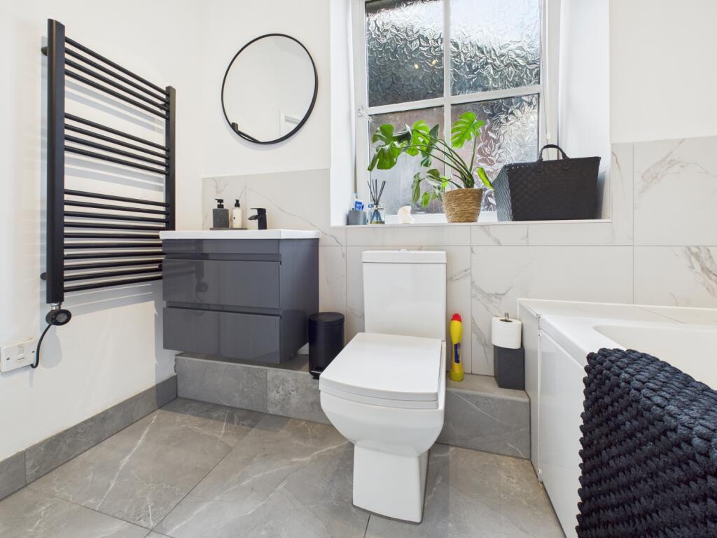 CAM03729G0-PR0142-STILL036