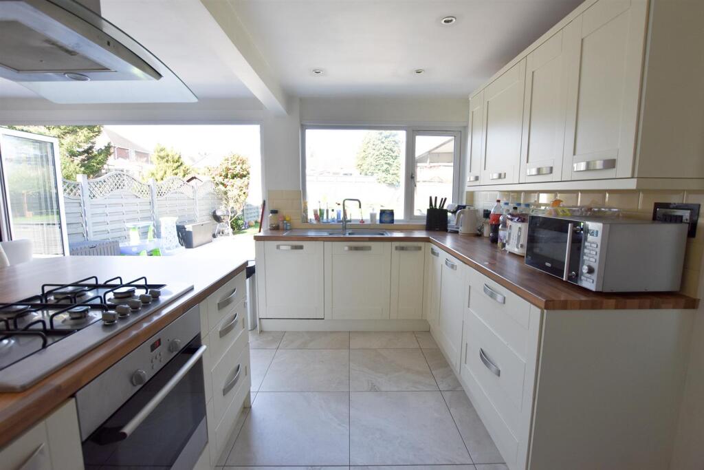 KITCHEN/DINER/FAMILY AREA