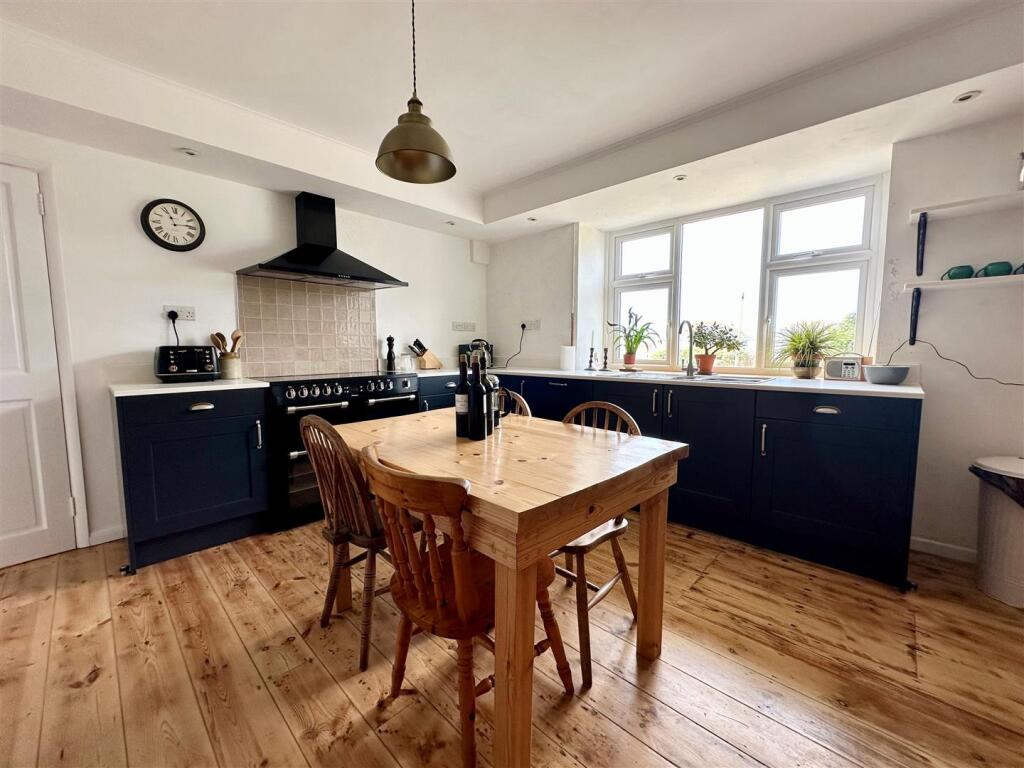 Kitchen 2.jpg