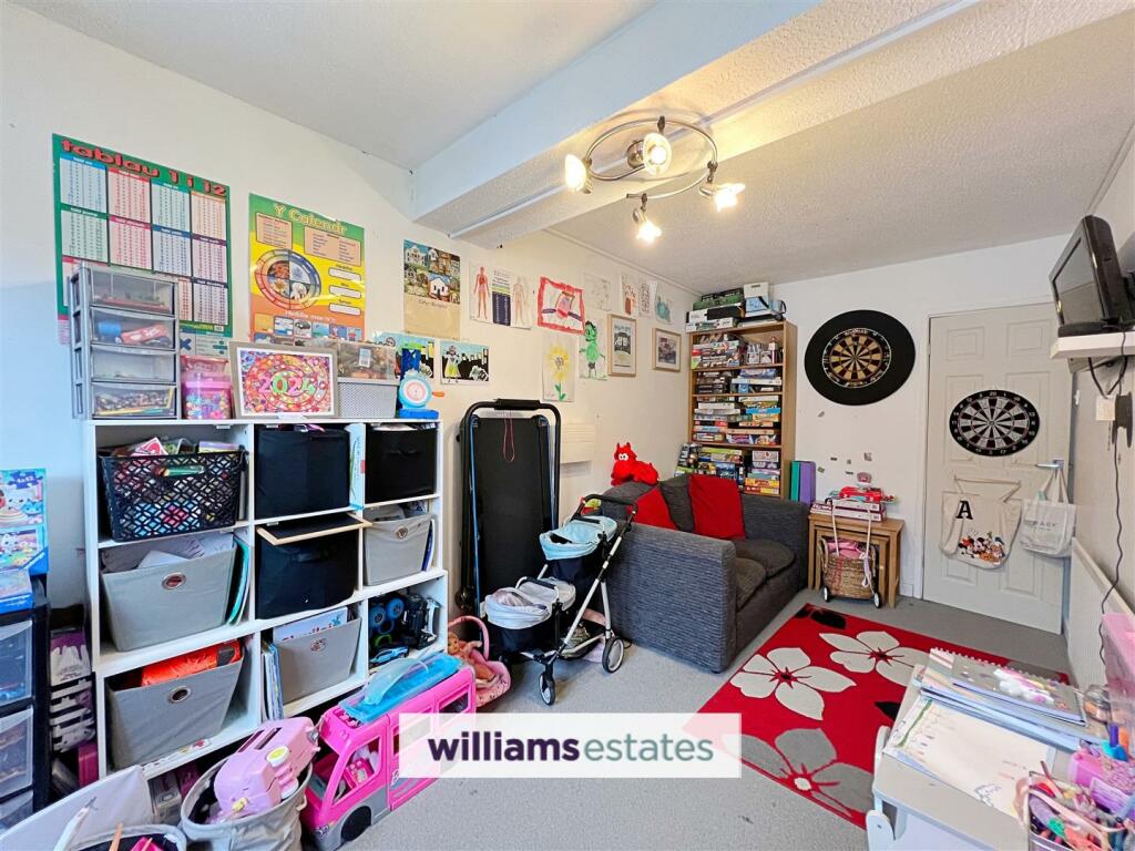 Ground floor bedroom/study