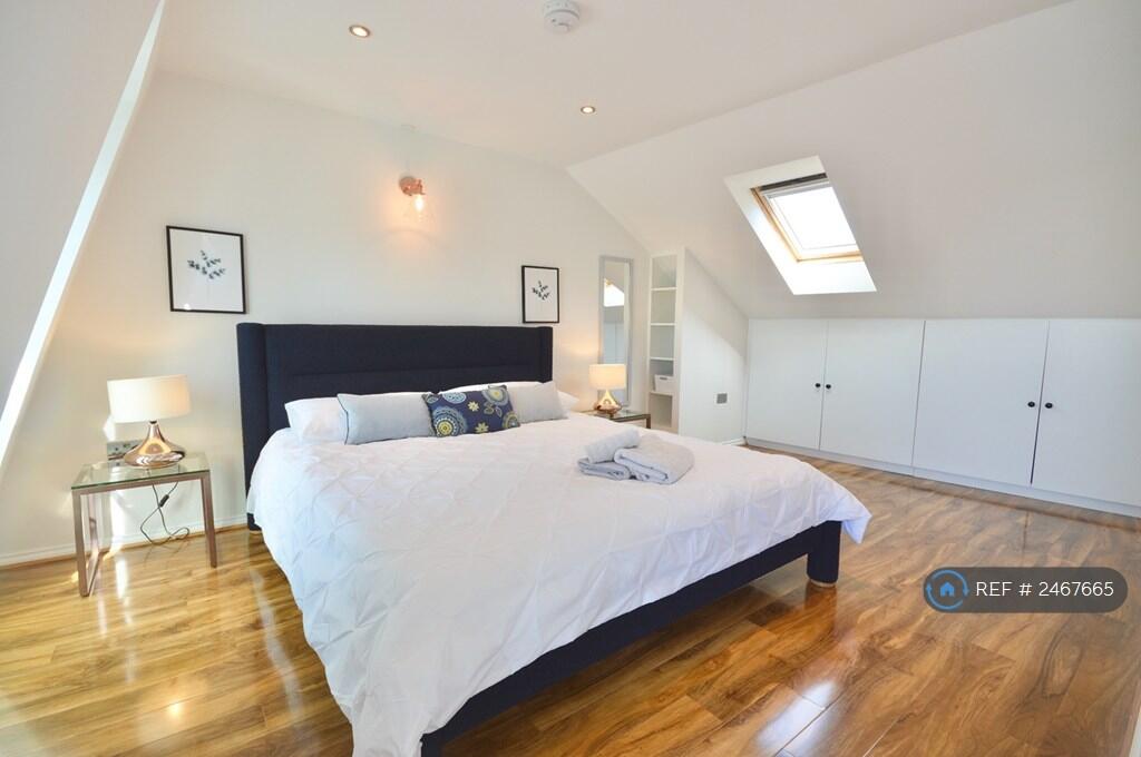 Mahoosive Extra Large Bed At Top Of House