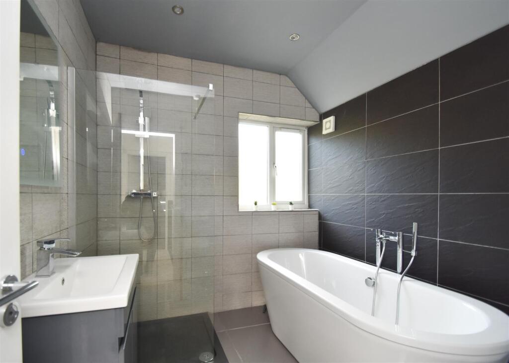 19 Blackburn Avenue - Bathroom.jpg