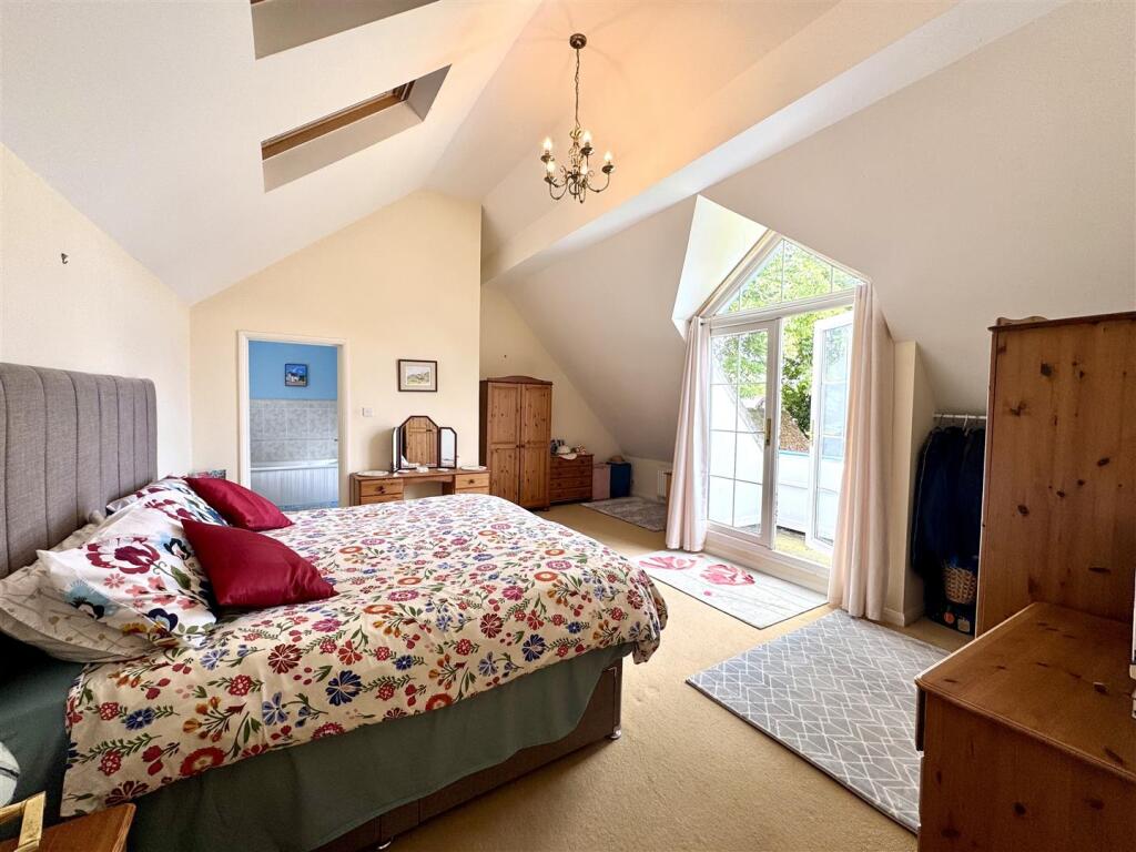 PRINCIPAL BEDROOM