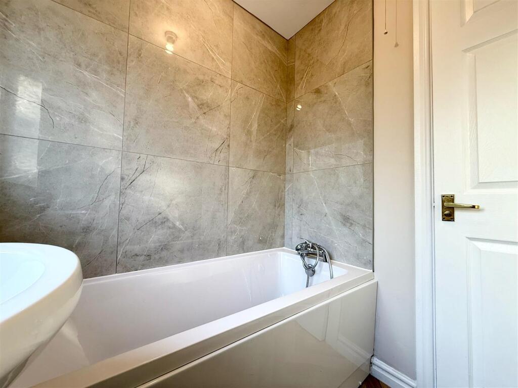 Bathroom (2).jpg