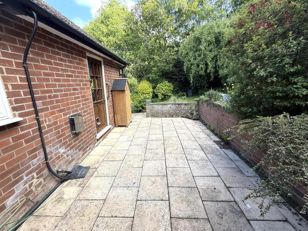 garden rear patio.jpg