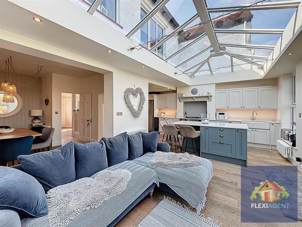 Lounge / Kitchen
