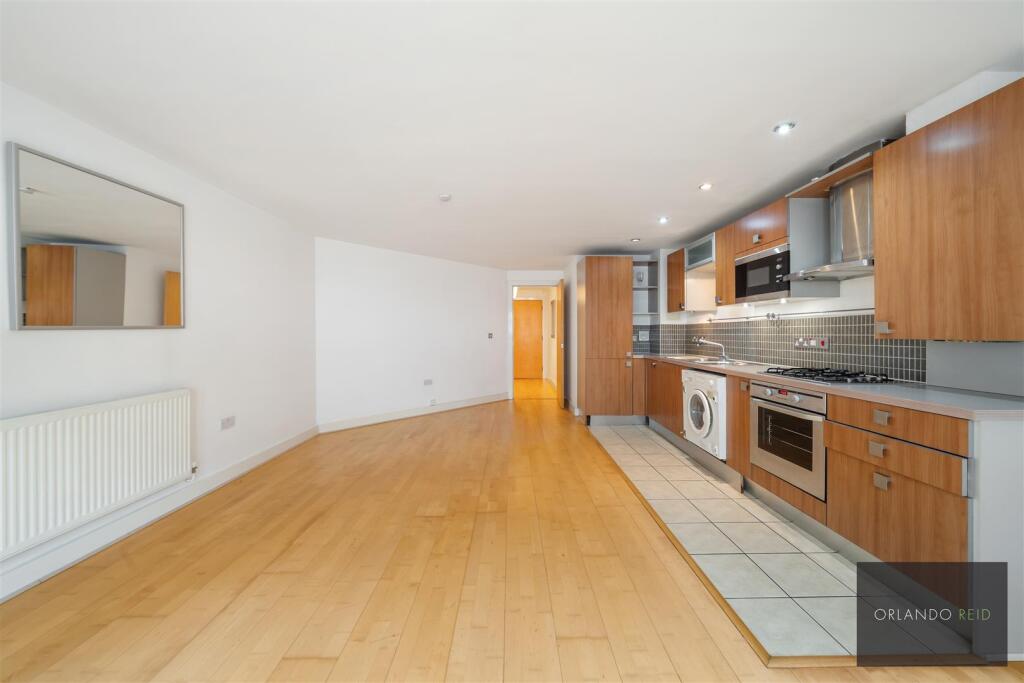 Flat 3, 376 Clapham Road SW9 9AR-3.jpg