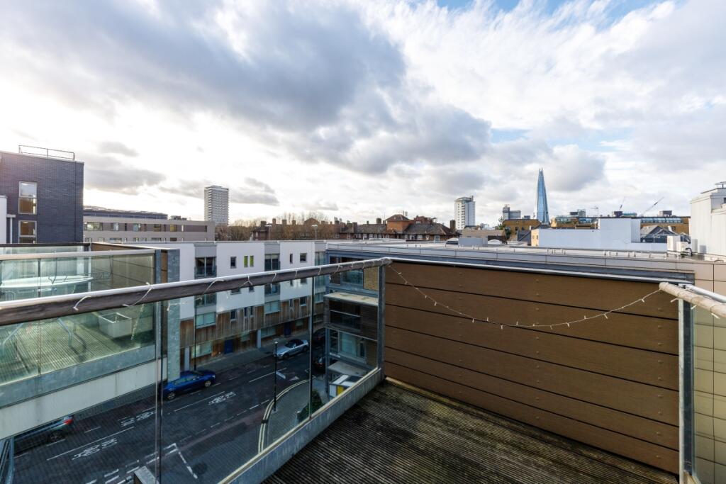 Axis Court F25 (1...