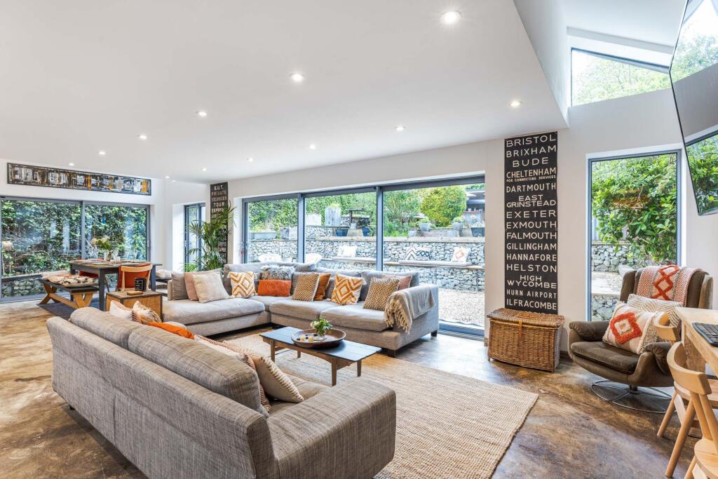 OPEN PLAN KITCHEN &amp; LIVING