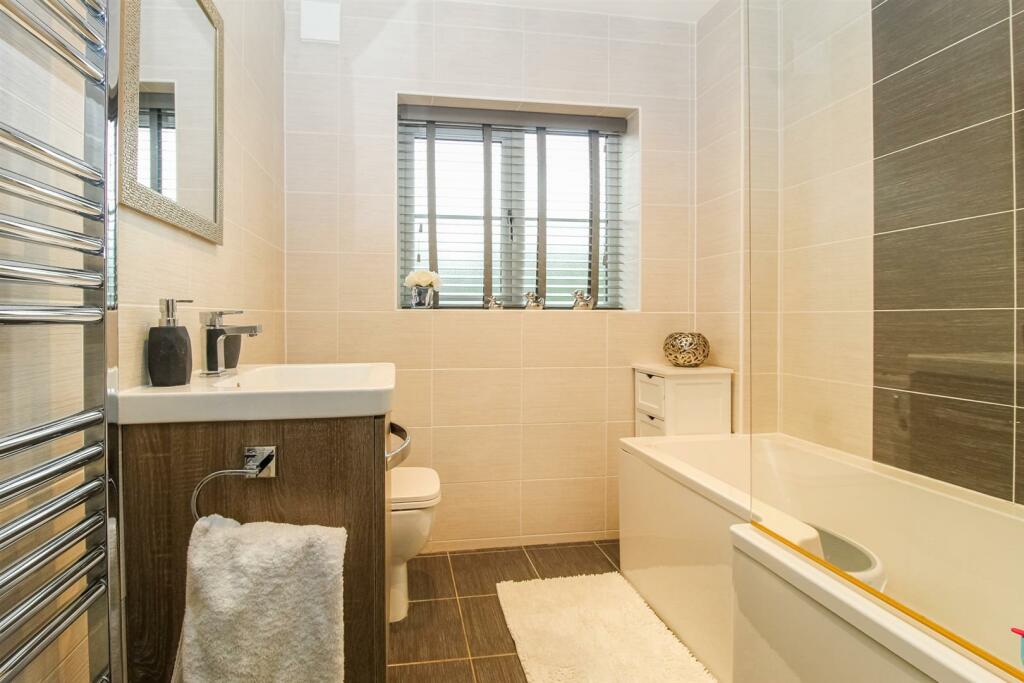 FAMILY BATHROOM/W.C.