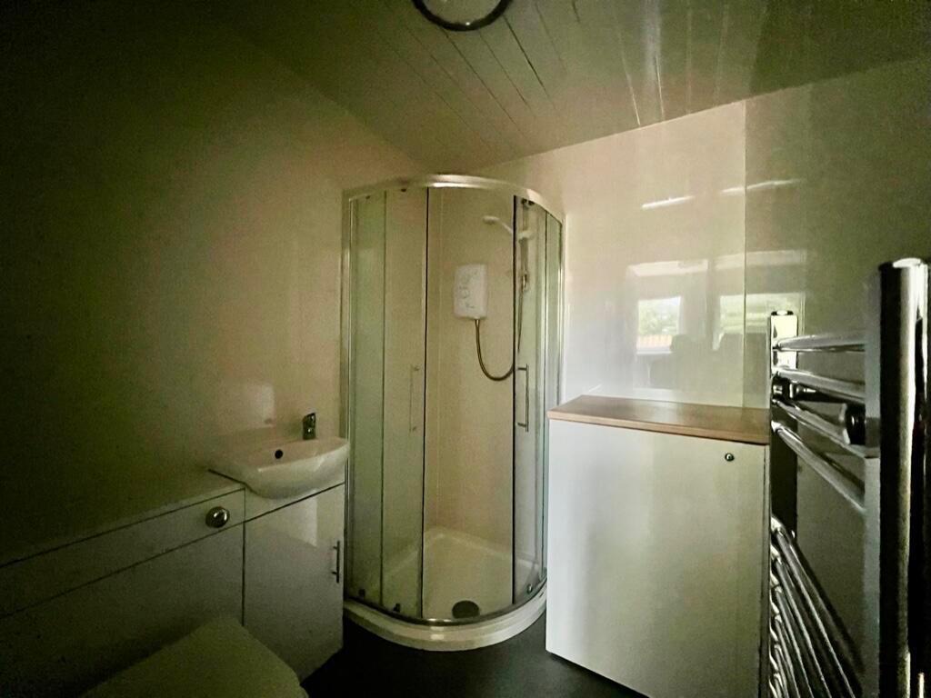 Shower room.