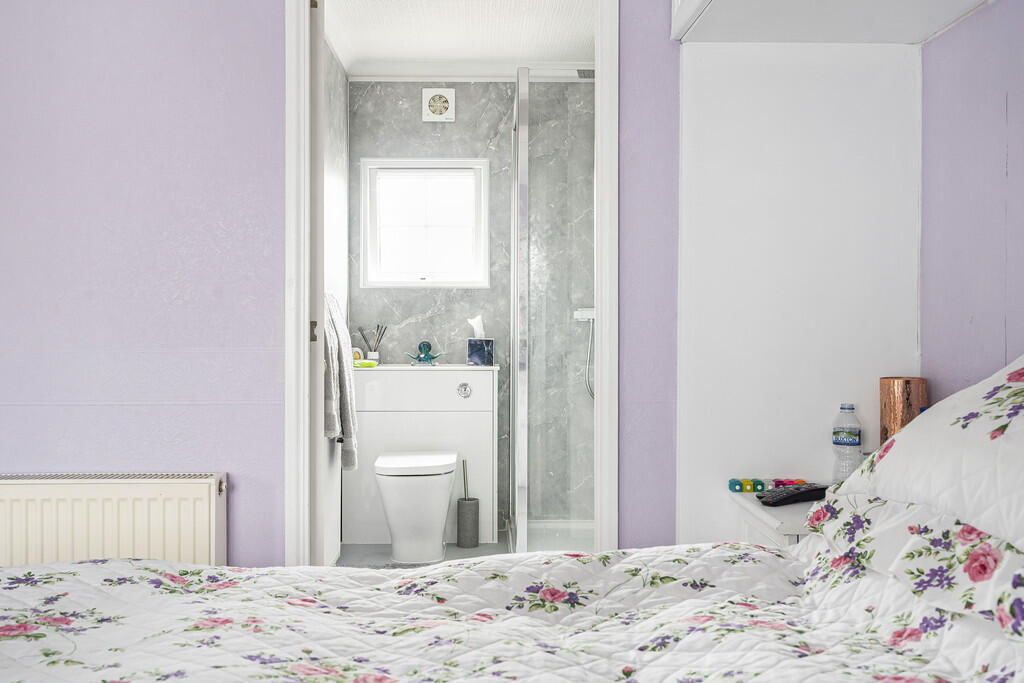 Bedroom 1 en-suit...