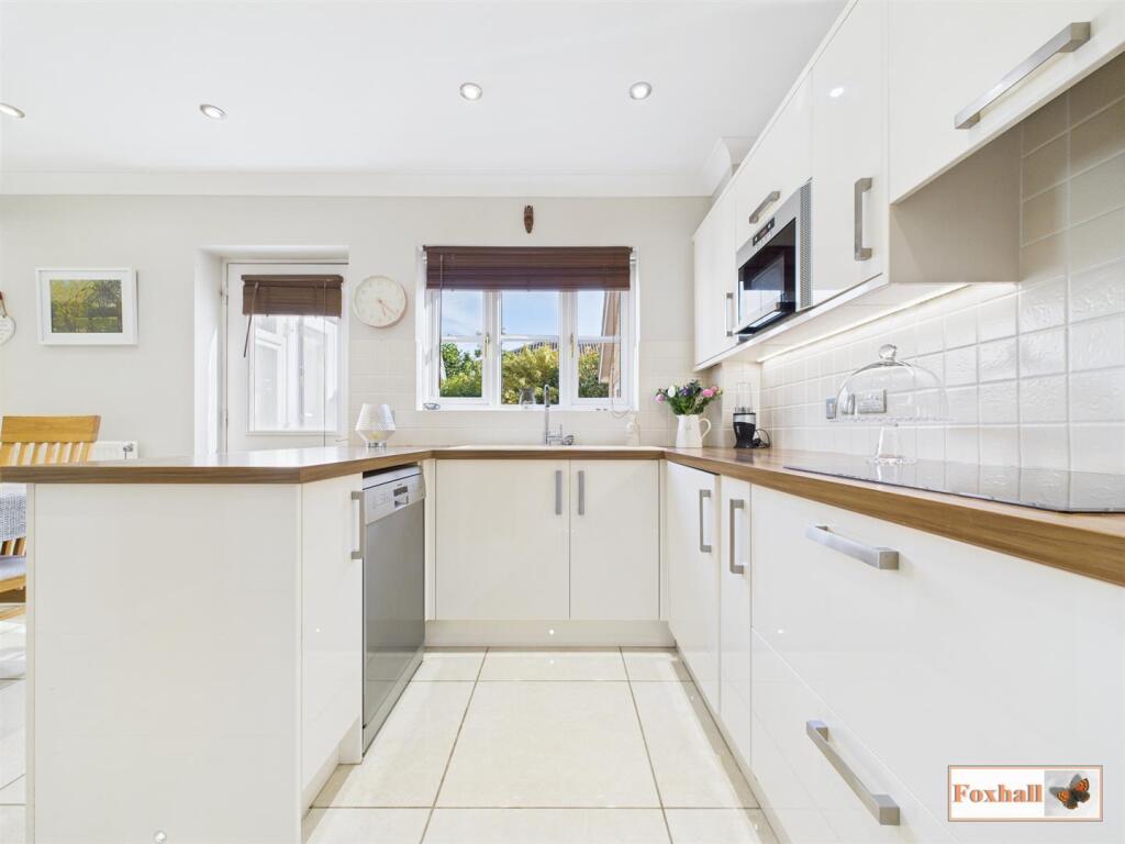 Kitchen / Dining Area