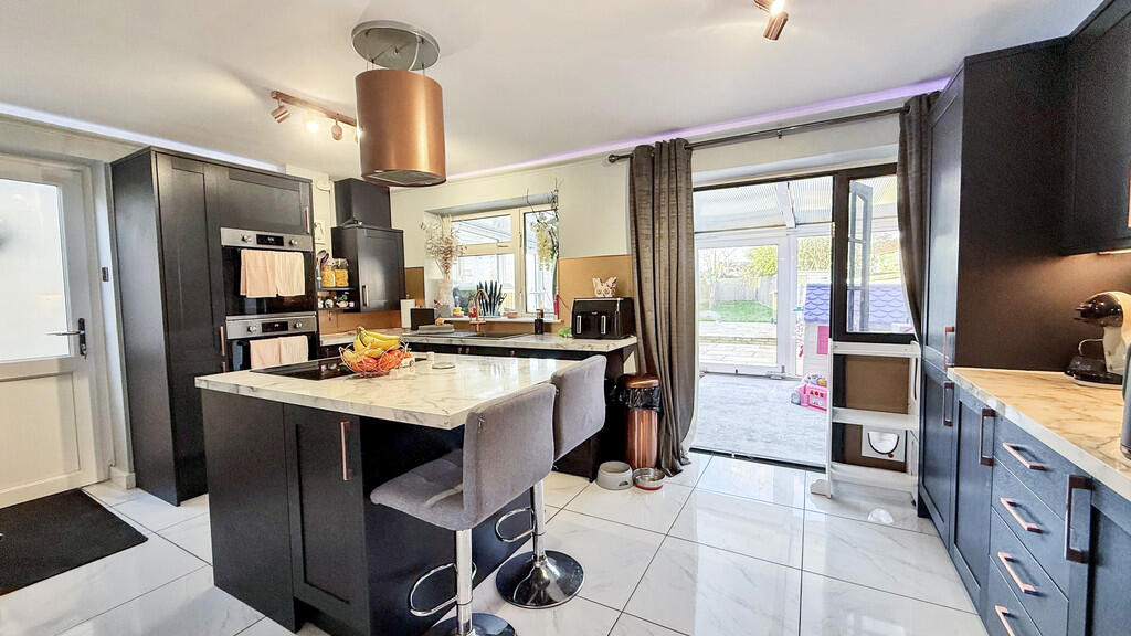 Kitchen/breakfast...
