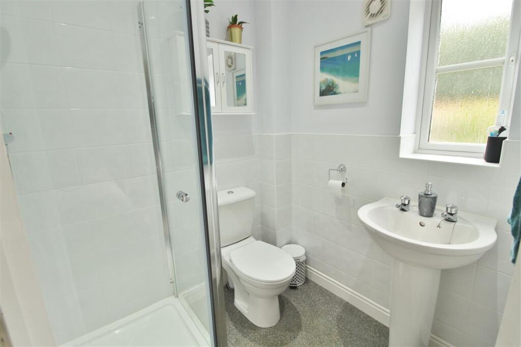 EN-SUITE SHOWER ROOM