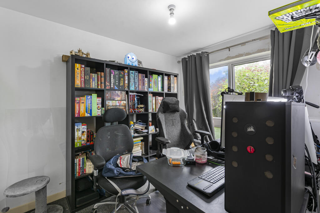 63 Brantwood Gardens, West Byfleet, Surrey, KT14 6BS