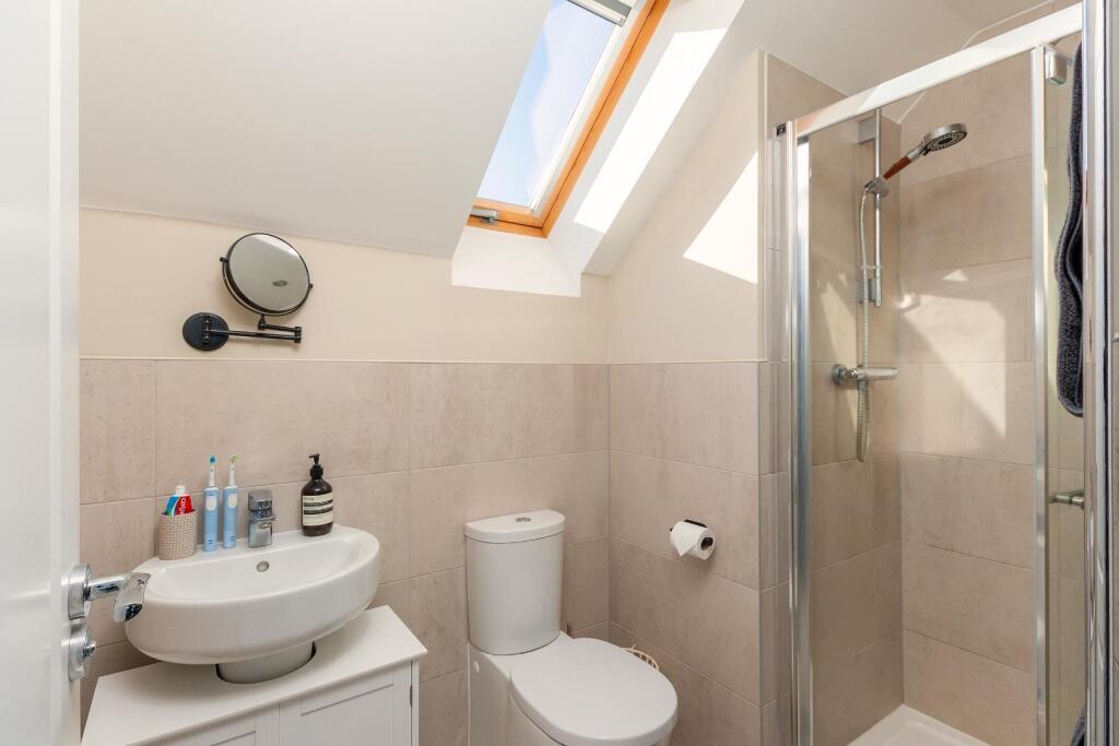 2A4RPY - Ensuite A.jpg